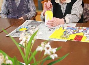 作業中の高齢者テーブル  
