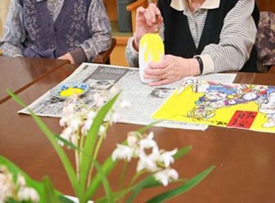 作業中の高齢者テーブル  
