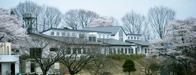 桜に囲まれた建物外観