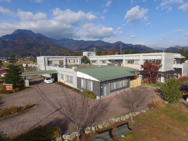 山に囲まれた施設外観 外観 山々に囲まれた自然豊かな立地にあり、働く環境として非常に魅力的です。