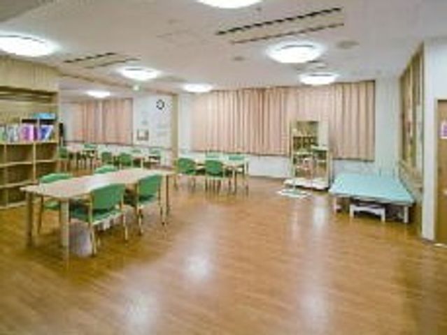 広々とした共有スペース ラウンジ 広々としたラウンジで、くつろぎの時間を過ごせます。木の床が温かみを演出しています。