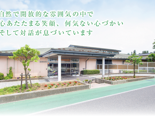 明るい玄関の外観  