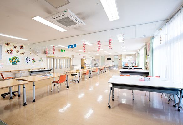 明るく広々とした食堂