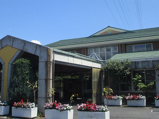 緑屋根の施設外観  