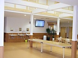 明るい食堂の様子