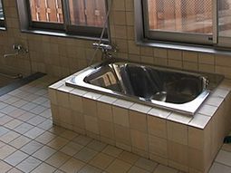 清潔なタイルの浴室