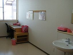 居室の洗面所と机