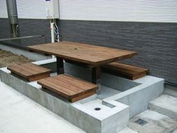 屋外の木製ベンチとテーブル