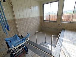 バリアフリーの明るい浴室