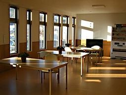 明るいリビングの空間