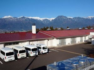雪山を望む建物外観  