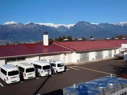 雪山を望む建物外観  