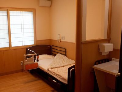 ベッドと洗面台の居室