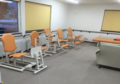 リハビリ機器が並ぶ空間