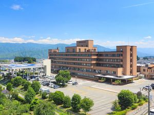山を望む施設外観  