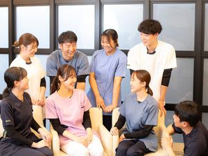 笑顔のスタッフが集まるラウンジ  