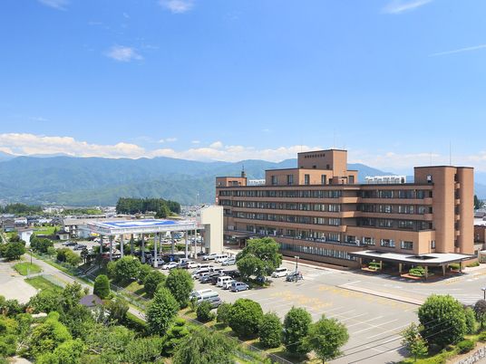 山並み望む施設外観  