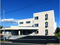 明るい外観の建物