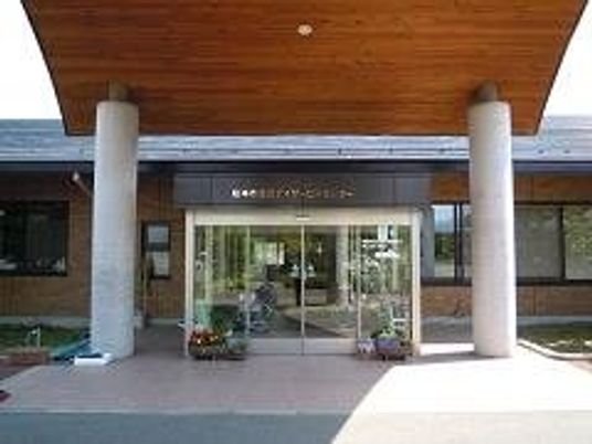 施設の正面玄関外観  