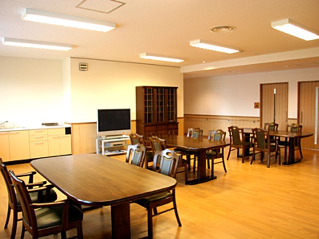 自然光が入るダイニングルーム ダイニングルーム 広々としたダイニングルームで、ゆったりとした食事の時間を過ごせます。明るい空間が魅力です。