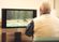 テレビ視聴中の人物
