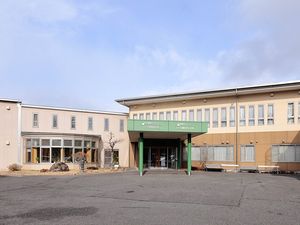 施設外観の正面玄関  