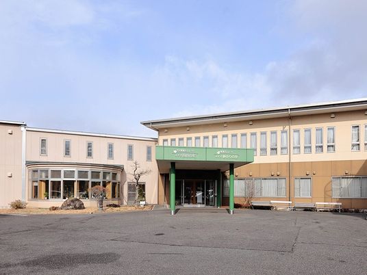 施設外観の正面玄関  