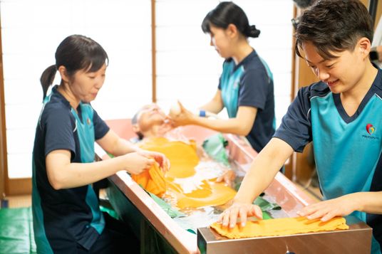 ケアスタッフの浴室介助