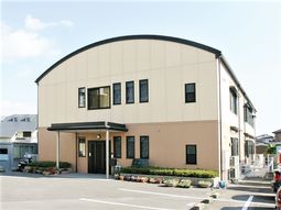 清潔感のある明るい建物外観