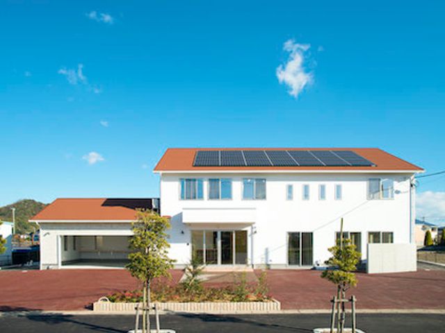広々とした建物の外観 外観 光が差し込む広い空間の施設です。清潔感のあるデザインが魅力的です。