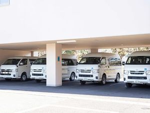 送迎車が並ぶ外観  