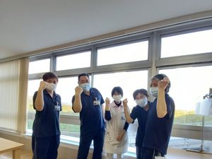 笑顔の職員が並ぶリビング  