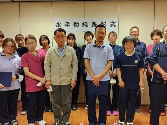 職員集合の室内  