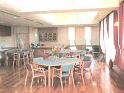 自然光の差し込むダイニングルーム