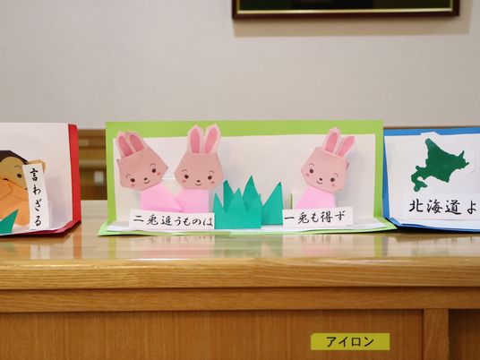 手作りカードが並ぶカウンター