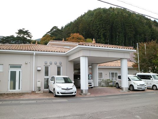 白い建物のエントランス