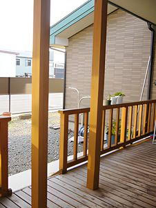 清々しい木製テラス