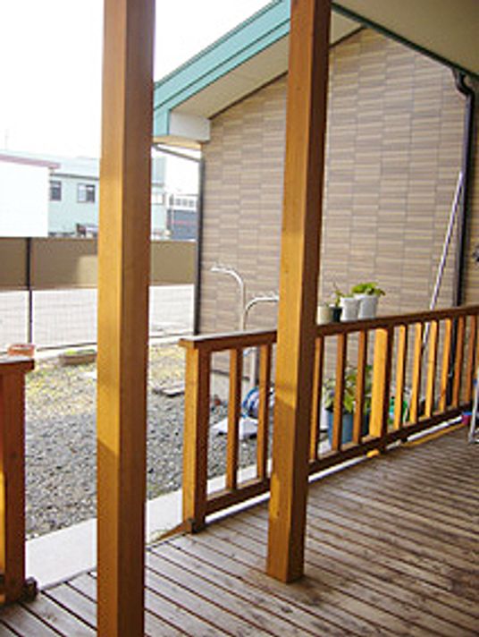 清々しい木製テラス