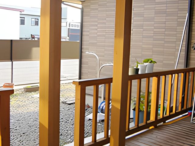清々しい木製テラス テラス 広々とした木製のテラスで、自然の光をたっぷりと感じることができます。リラックスタイムに最適です。
