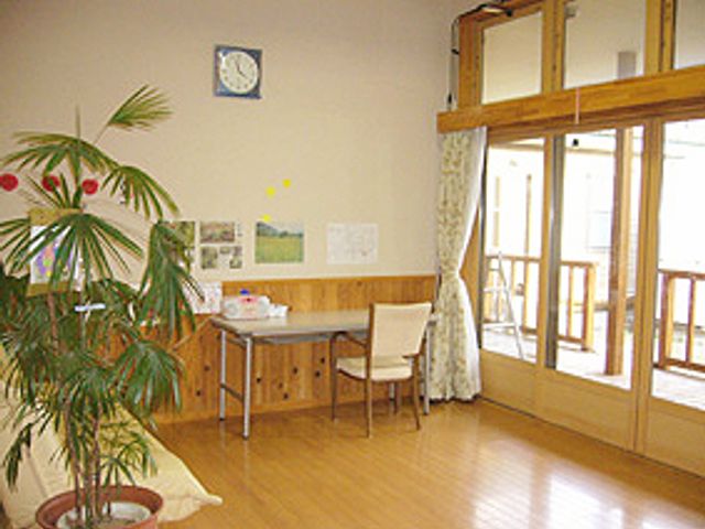 自然光が入る部屋 内観 広々とした明るい空間では、庭に面した大きな窓から自然光が差し込みます。リラックスした雰囲気です。