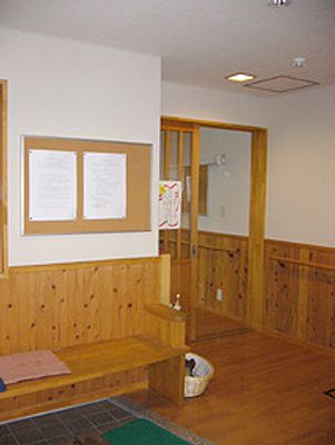 木目の壁と掲示物