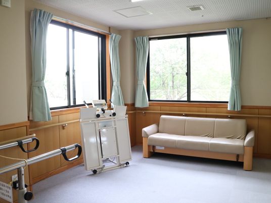機能訓練機器とソファの部屋