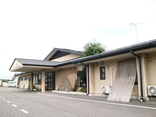 清潔感のある施設外観 外観 落ち着いた色合いの建物外観です。周囲の環境も整っており、安心して勤務できる環境が整っています。