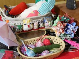 手作りの工芸品が並ぶ棚