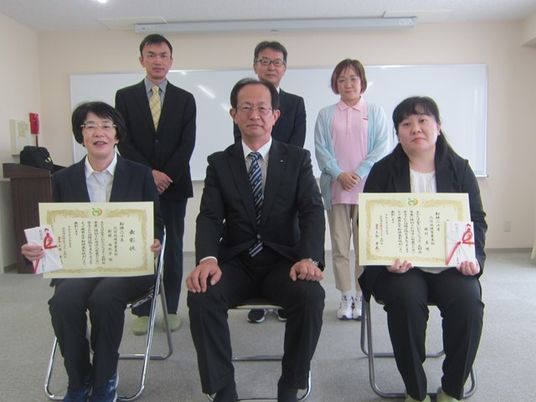 賞状を持つ職員の集合  