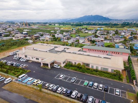 施設全景と駐車場の外観  