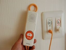 呼出装置を持つ手