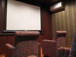 豪華な内装の映像視聴スペース