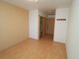 広々居室と洗面所