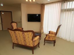 ソファとテレビのある休憩室